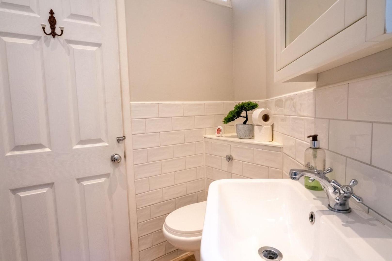 Wifi | Near Major Attractions Apartment Bath